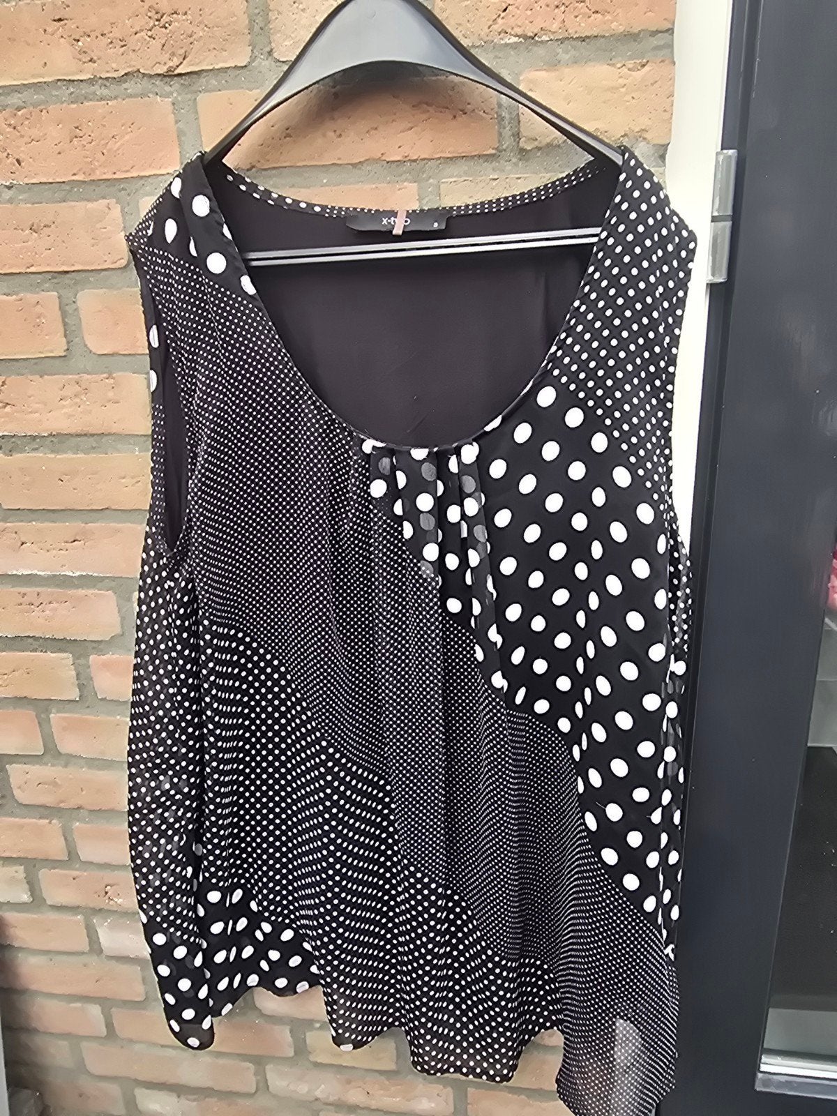 Zwart-wit gestippelde mouwloze top van X-Two maat 50, Kleding | Dames, Grote Maten, X-Two, Ophalen of Verzenden, Zo goed als nieuw