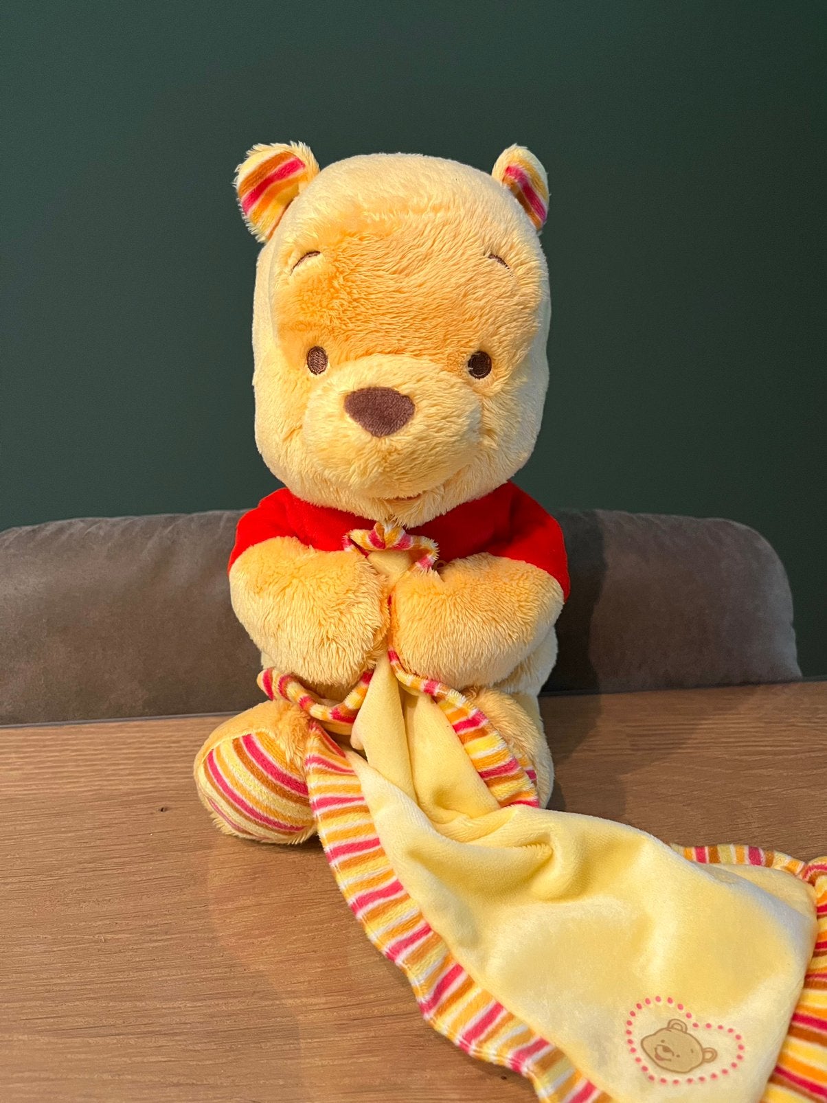 Schattige Winnie de Poeh met doekje 25cm, Ophalen of Verzenden, Winnie de Poeh of vrienden, Zo goed als nieuw, Beeldje of Figuurtje