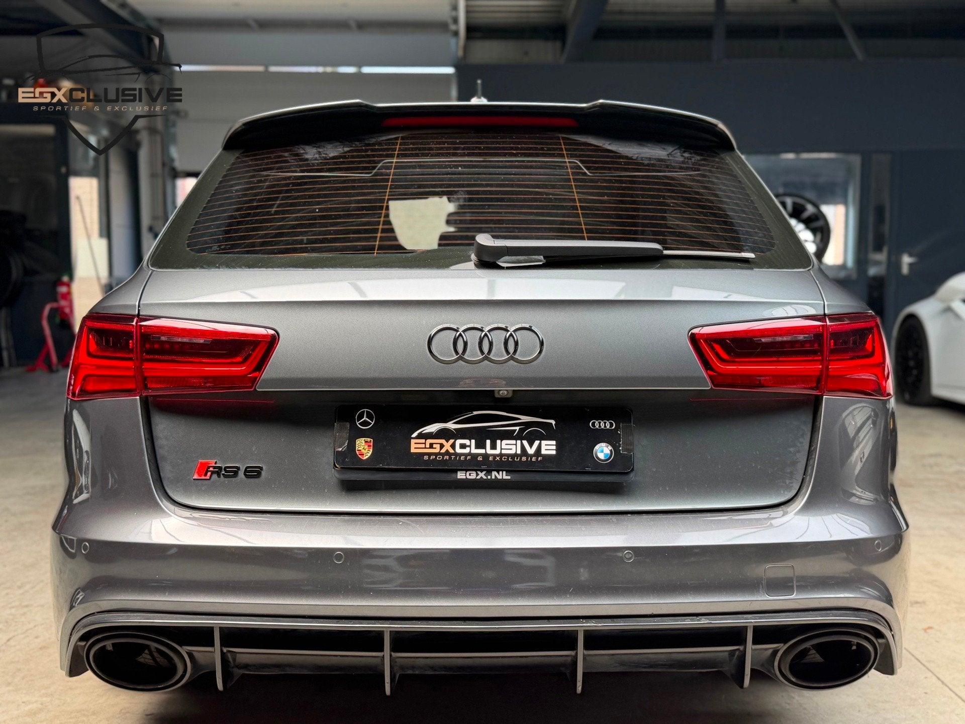 Audi RS6 Quattro Pro Line Plus PANO/CARBON/MILLTEK/360CAMERA, Auto's, Automaat, Euro 5, Gebruikt, Leder en Stof