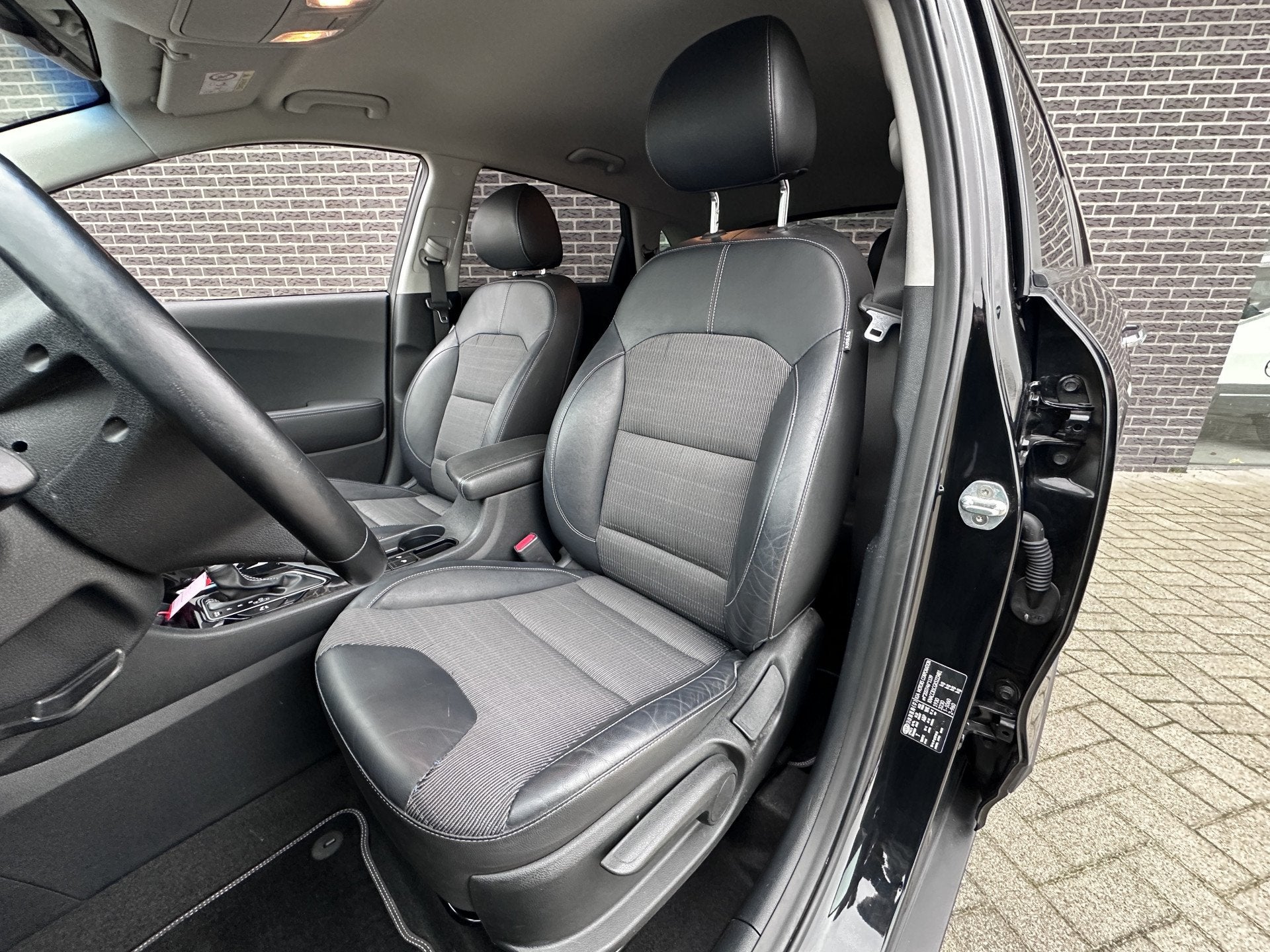 Kia Niro 1.6 GDi Hybrid ComfortLine | Camera | Navigatie | D, Auto's, Kia, Gebruikt, Euro 6, Leder en Stof, Zwart