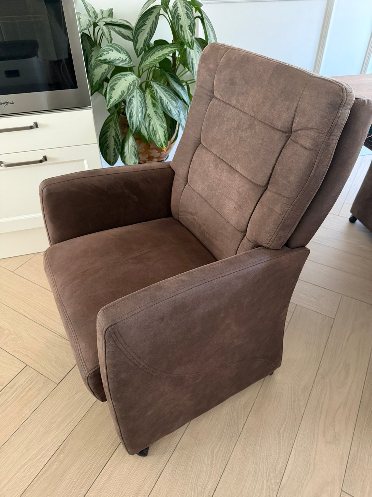 Foto 10 van Eettafel met 6 luxe eetkamerstoelen op wieltjes