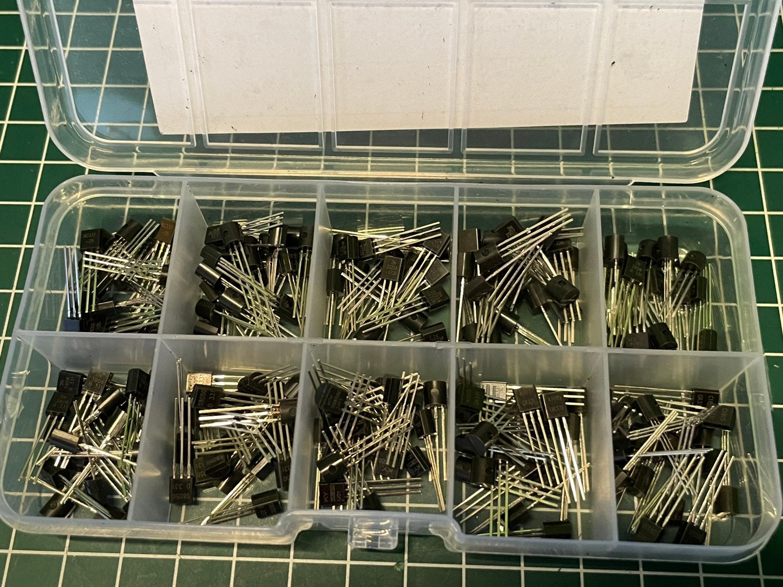 Transistors 200 stuks, Hobby en Vrije tijd, Elektronica-componenten, Ophalen of Verzenden, Zo goed als nieuw