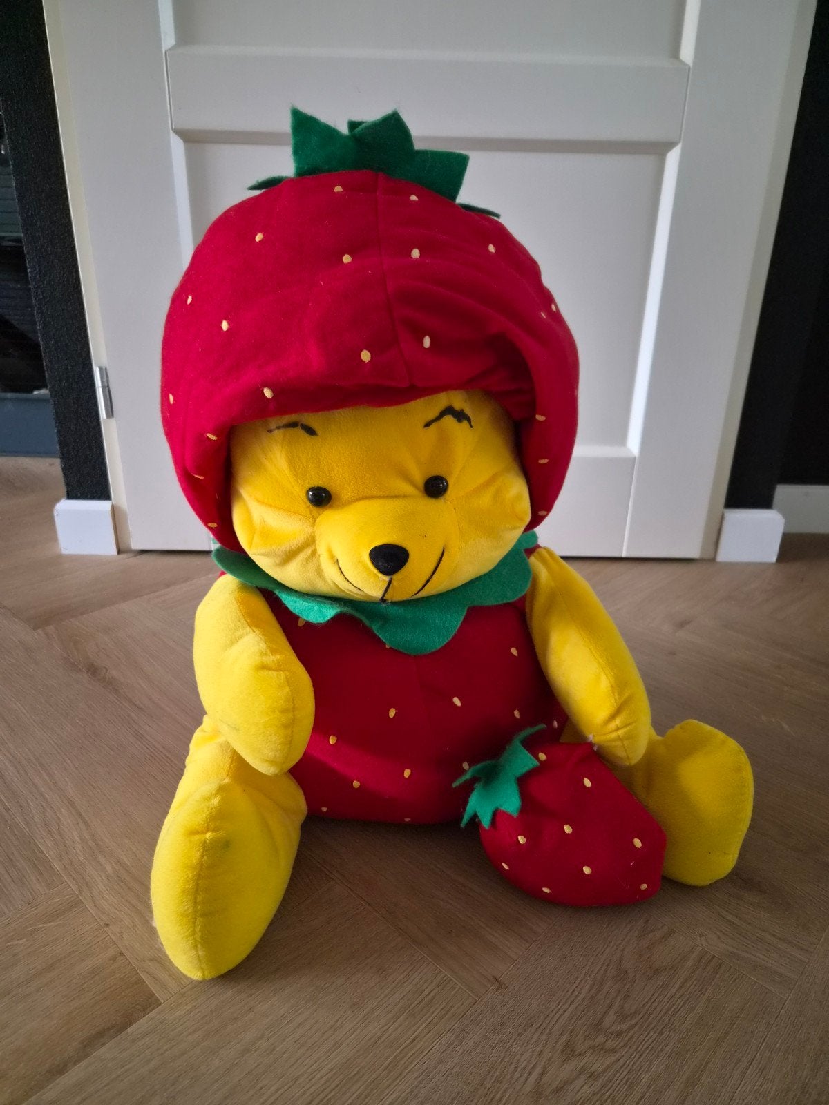 Grote aardbei Winnie de Pooh knuffel, 50 cm, Ophalen, Gebruikt, Beer, Middelgroot (20 tot 80 cm)