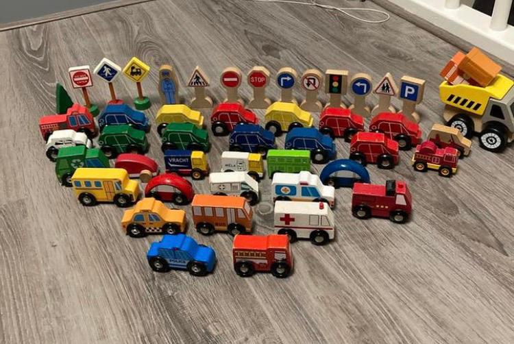 Houten speelgoed voertuigen en verkeersborden (Haba, Brio, H, Kinderen en Baby's, Speelgoed | Houten speelgoed, Ophalen of Verzenden