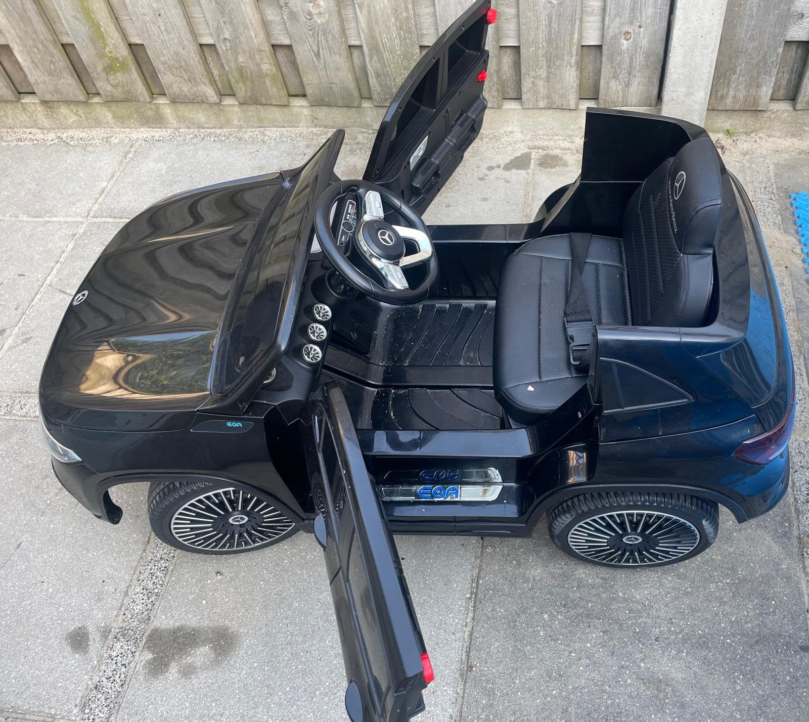 elektrische speelgoedauto Mercedes-Benz EQA 250, Ophalen