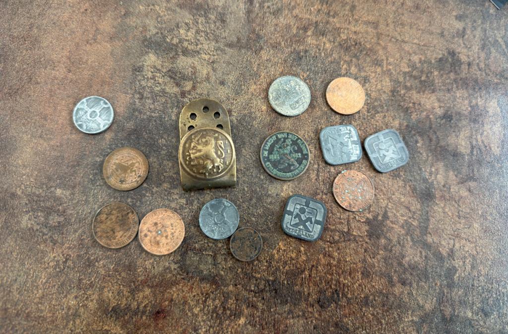 Lotje Wo2 nederlands geld, Verzamelen, Militaria | Tweede Wereldoorlog, Ophalen of Verzenden, Nederland, Embleem of Badge