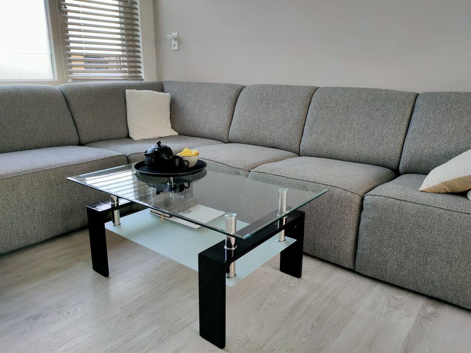 Elegante salontafel met glazen blad en zwarte poten, Ophalen of Verzenden