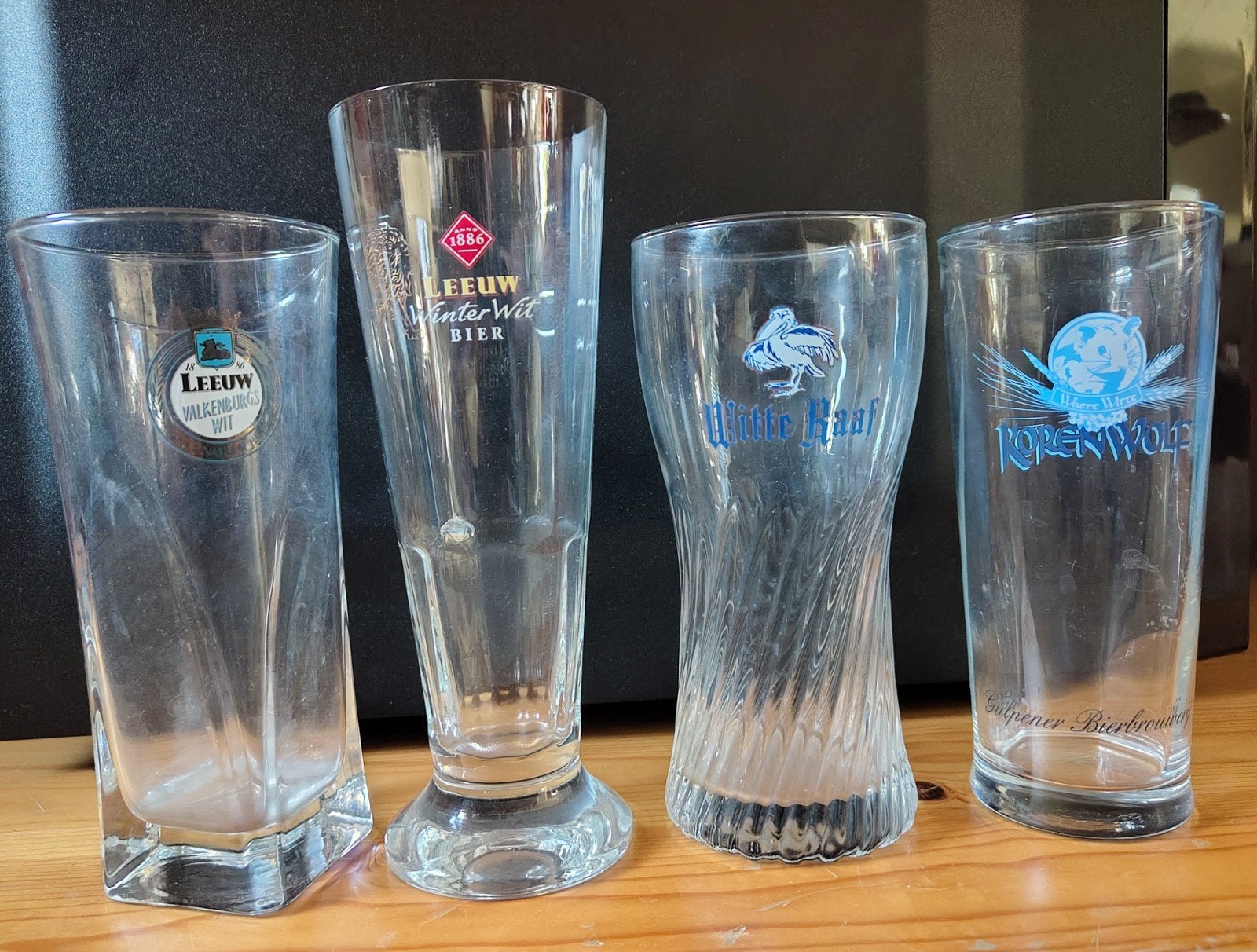 4 witbier glazen uit Zuid NL: Korenwolf, Witte Raaf,2x Leeuw, Ophalen of Verzenden, Gebruikt, Blauw, Glas
