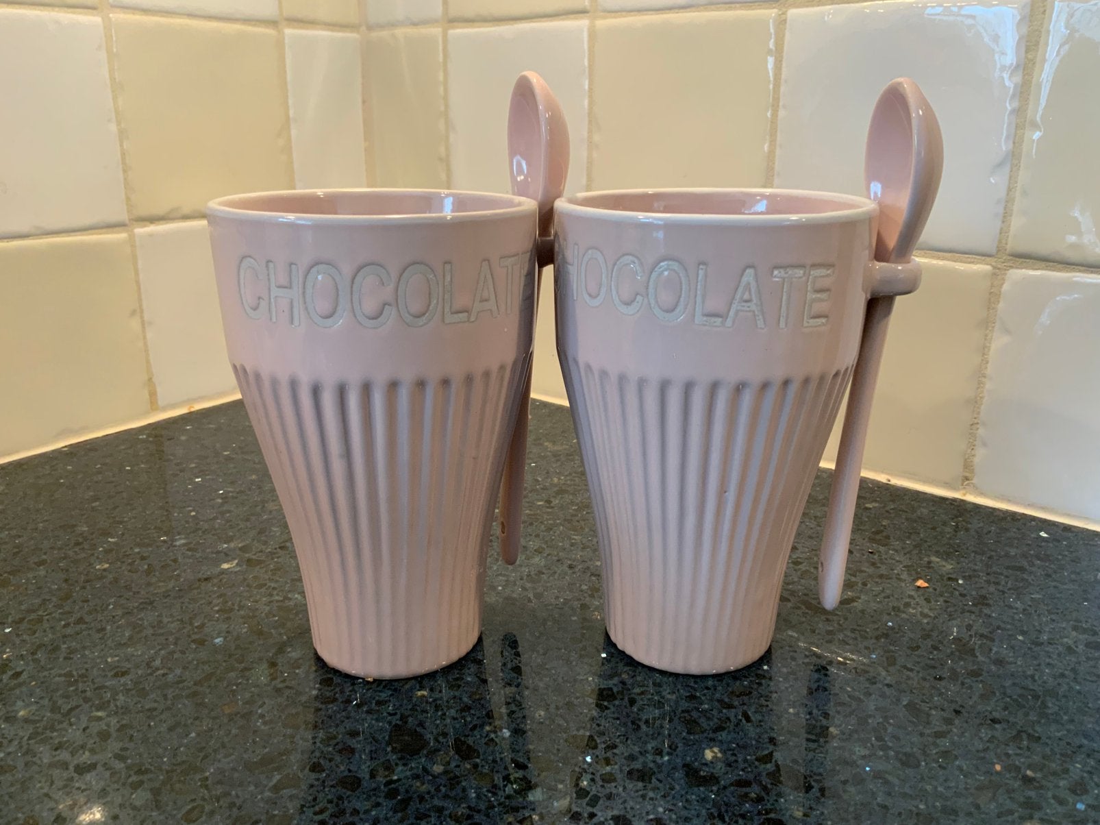 Nieuwe Roze Chocolade Mokken met Lepel - Set van 2, Keramiek, Nieuw, Ophalen of Verzenden, Overige stijlen