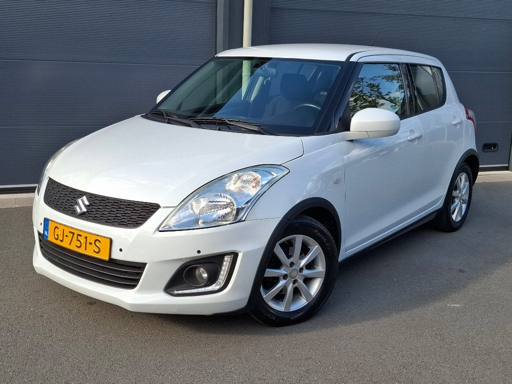 Suzuki Swift 1.2 Dynamic 5DRS Automaat 2015 Wit, Auto's, Dealer onderhouden, Stof, 40 €/maand, 4 cilinders