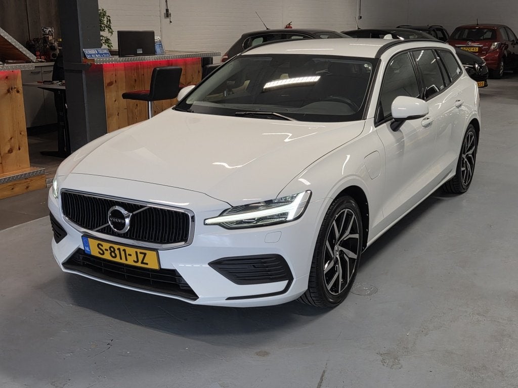 Volvo V60 2.0 T6 TE AWD MomPro (bj 2020, automaat), Auto's, Volvo, Gebruikt, Euro 6, 4 cilinders, Wit