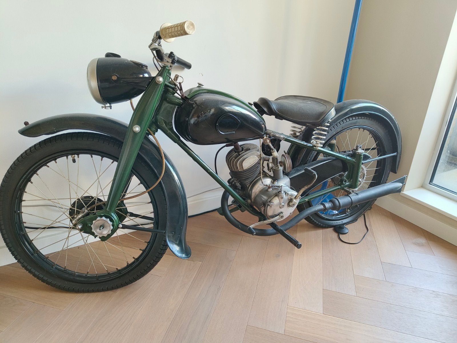Adler M100 siermotor, Ophalen