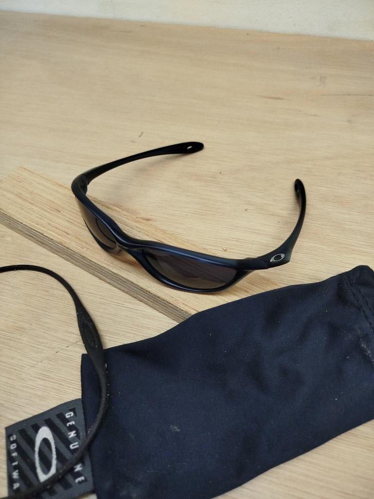 Kinder zonnebril Oakley petrolblue met nekkoord., Ophalen of Verzenden, Zo goed als nieuw, Oakley