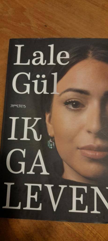 Lale Gul - Ik ga leven, Boeken, Ophalen of Verzenden, Zo goed als nieuw, Lale Gül, Film, Tv en Media