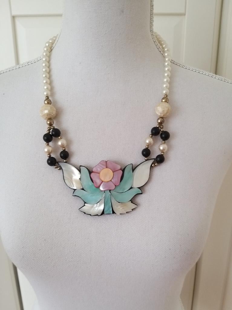 Vintage 60s fake parel met parelmoer bloem hanger ketting, Gebruikt, Wit, Ophalen of Verzenden, Overige materialen