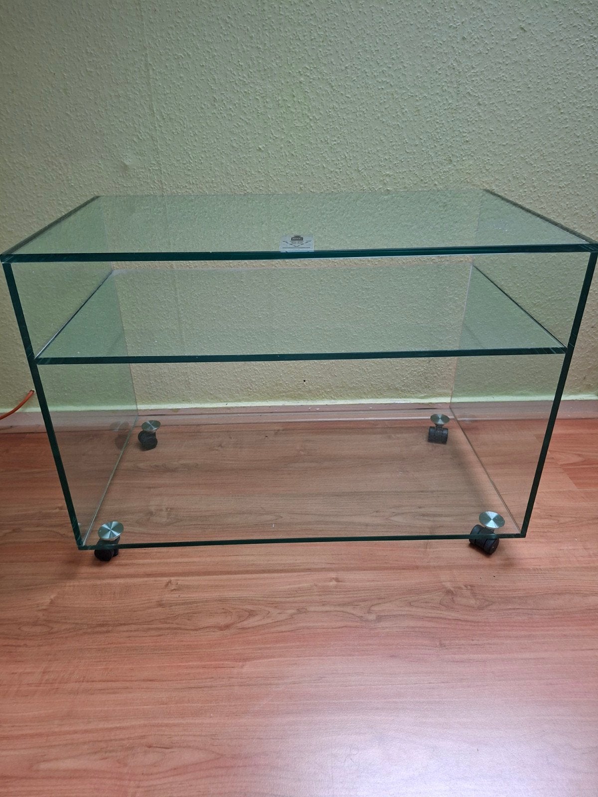 Glazen TV-kast, Ophalen