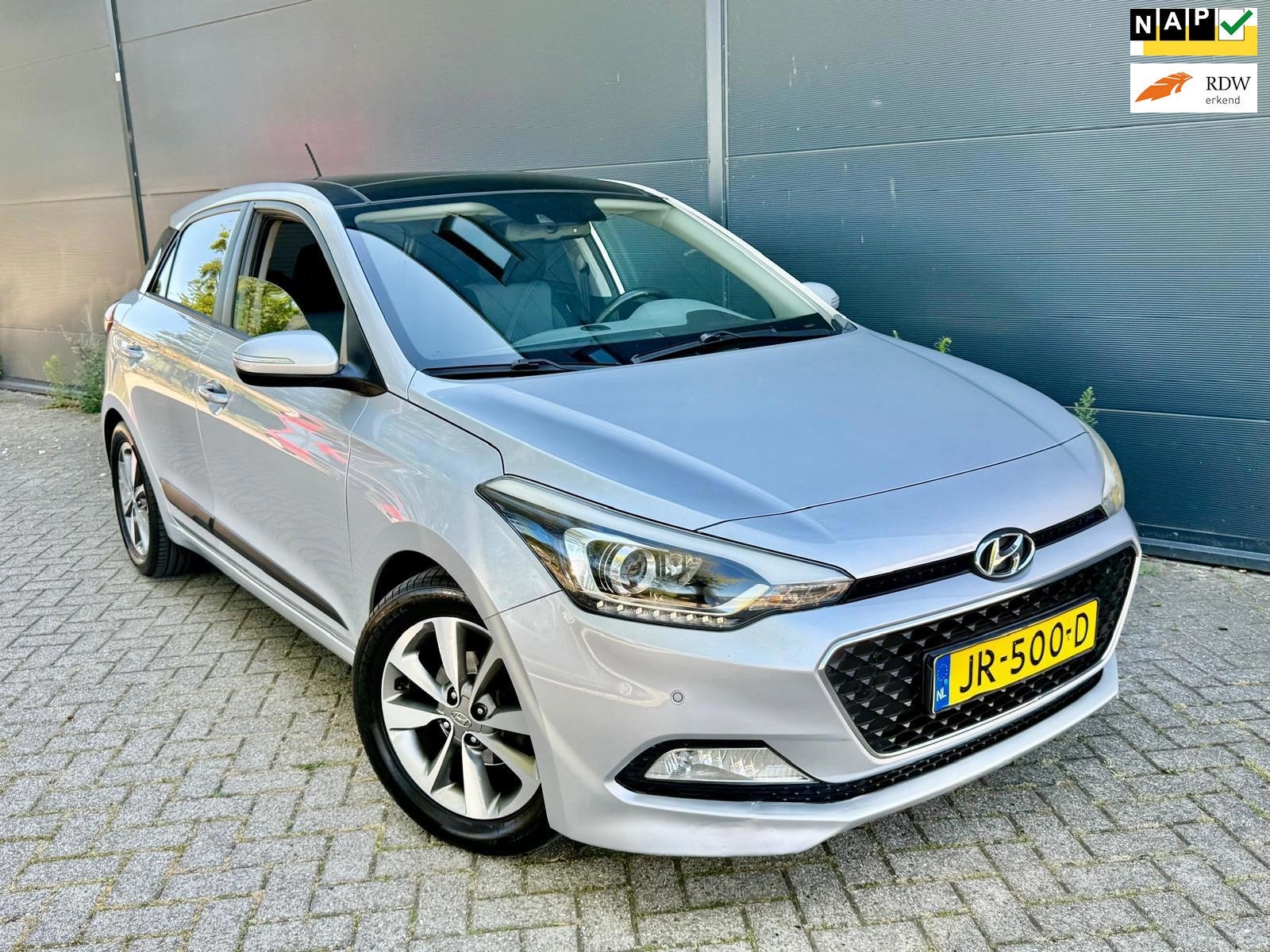 Hyundai I20/Airco/Cruise/Panoramadak/Bleutooth 1.2 HP i-Moti, Voorwielaandrijving, Euro 6, 4 cilinders, Adaptive Cruise Control