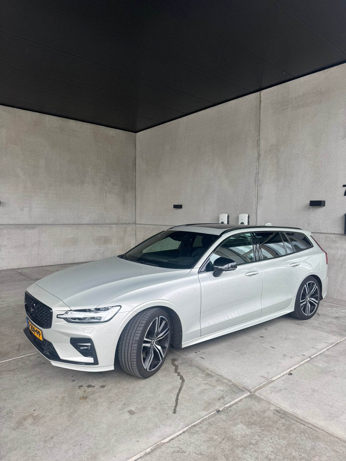 Volvo V60 B4 R-design Geartronic Mild Hybrid 2021 Grijs, Auto's, Volvo, Particulier, V60, Hybride Elektrisch/Benzine, C, Stationwagon