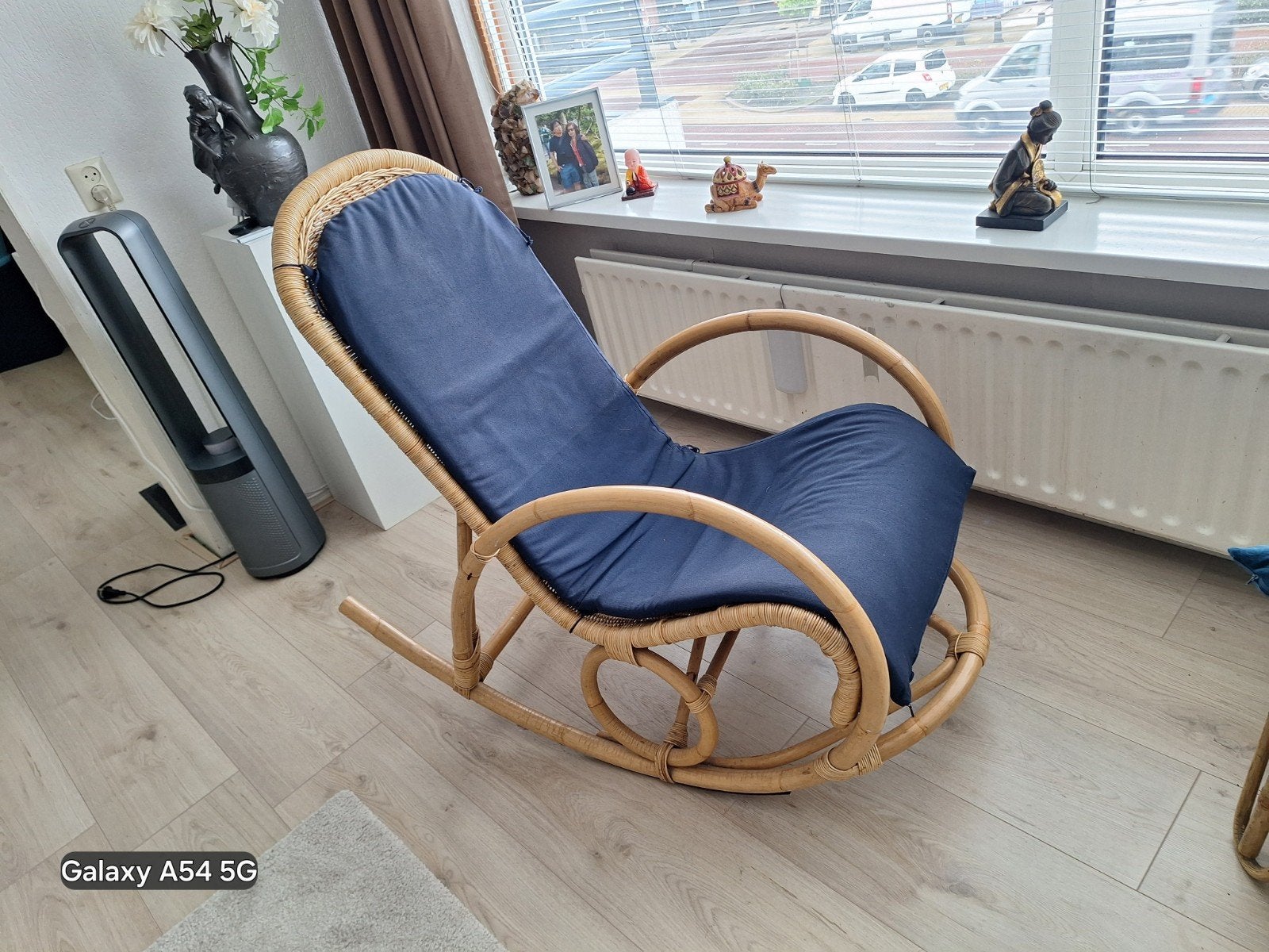 Comfortabele rotan schommelstoel met blauw kussen, Blauw, Bohemian, Natuurlijk, Comfortabel, Ophalen of Verzenden, Zo goed als nieuw