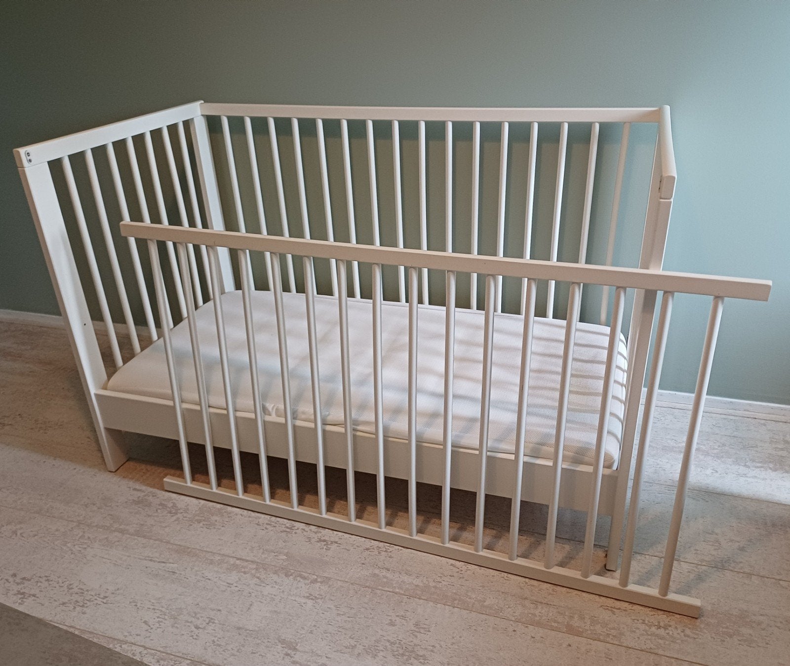Ikea bedje Sundvik plus matras, 60x120, Ophalen, Zo goed als nieuw, Ledikant