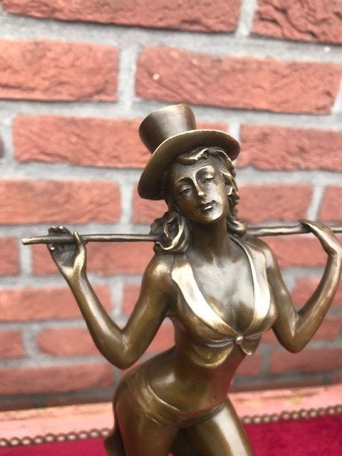 DE REVUEDANSERES, brons en marmer, Ophalen of Verzenden, Brons
