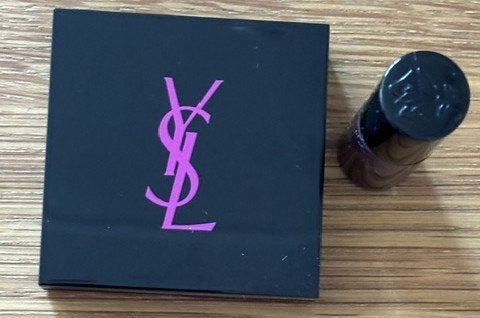 YSL ELLE Concrète de perfume + Lancôme lipglosss - paars, Ophalen of Verzenden, Nieuw, Paars, Gehele gezicht