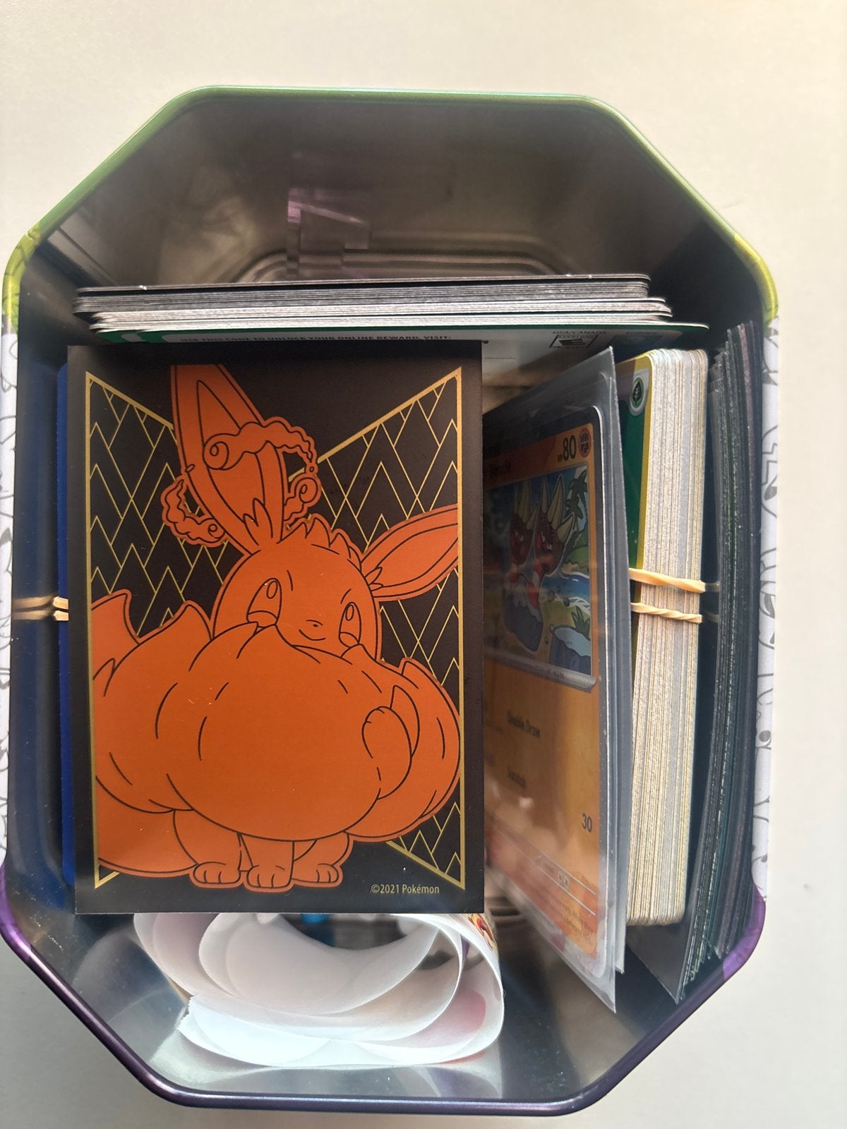 Pokémon Kaarten Verassing Tin Box, Ophalen of Verzenden, Zo goed als nieuw, Meerdere kaarten