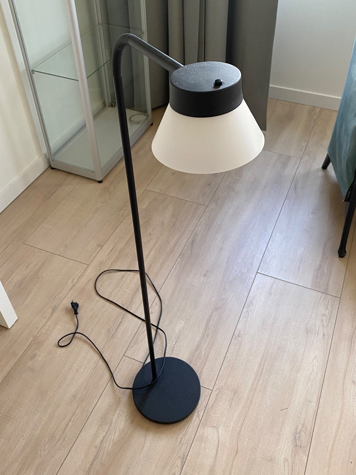 IKEA staande lamp, zwart met witte kap, Huis en Inrichting, Ophalen, 100 tot 150 cm, E27 (groot), Zo goed als nieuw