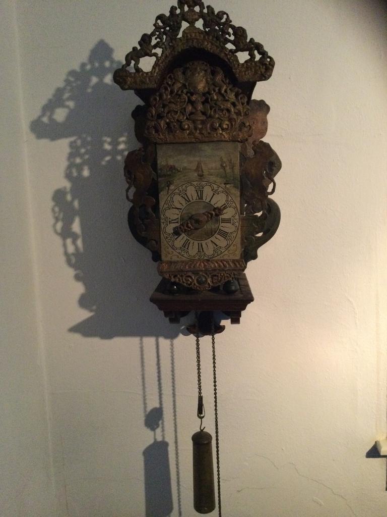 Antieke stoeltjesklok rond 1650 met Huygens-uurwerk, Ophalen