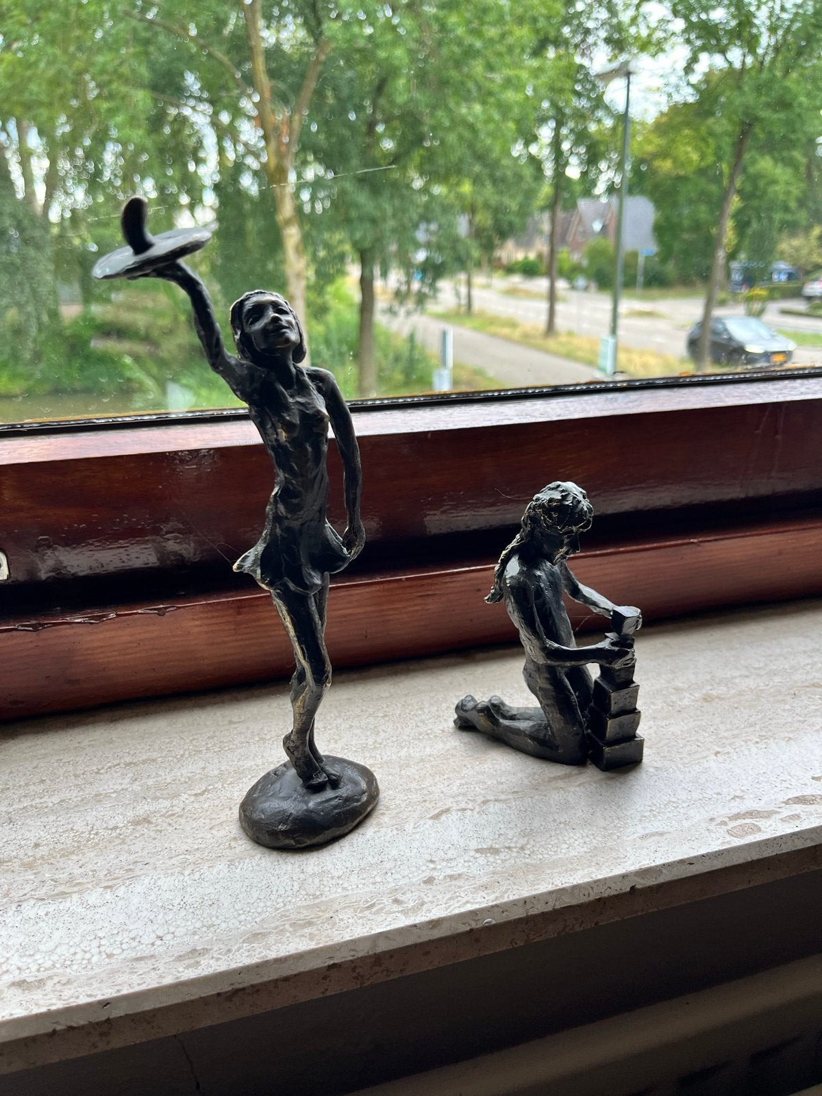 Twee bronzen beelden: danseres en knielende figuur, Antiek en Kunst, Kunst | Beelden en Houtsnijwerken, Groep mensen, Minder dan 20 cm