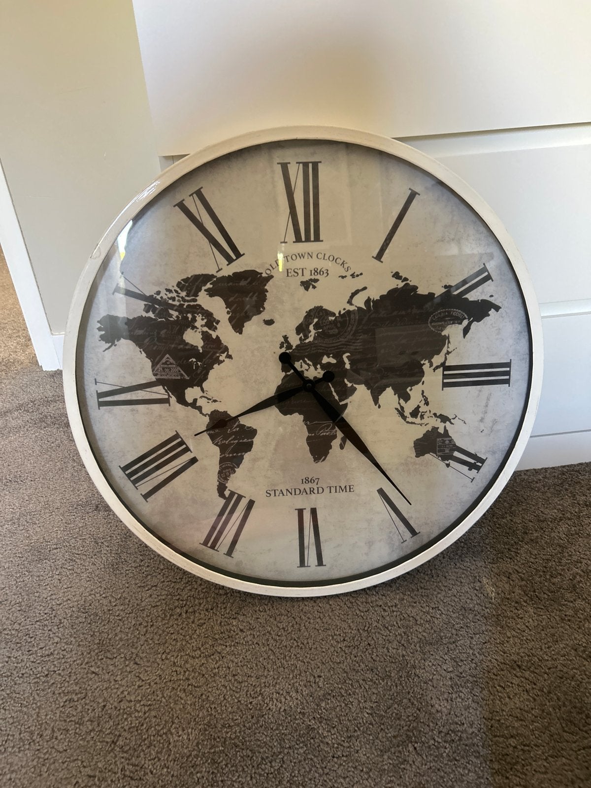 Grote wandklok met wereldkaart - 57 cm diameter, Huis en Inrichting, Ophalen, Wit, Vintage, Analoog