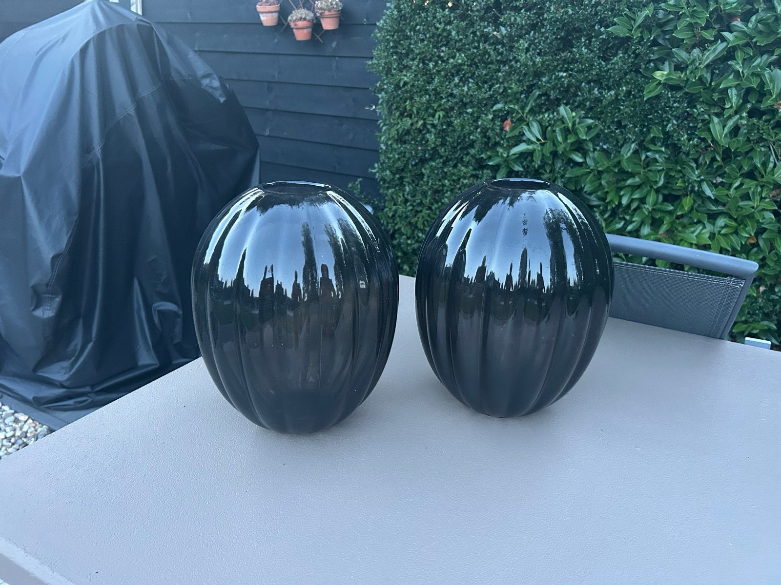 Twee zwarte vazen van IKEA, 30 cm hoog, Ophalen, Met patroon/structuur, Zwart, Glas