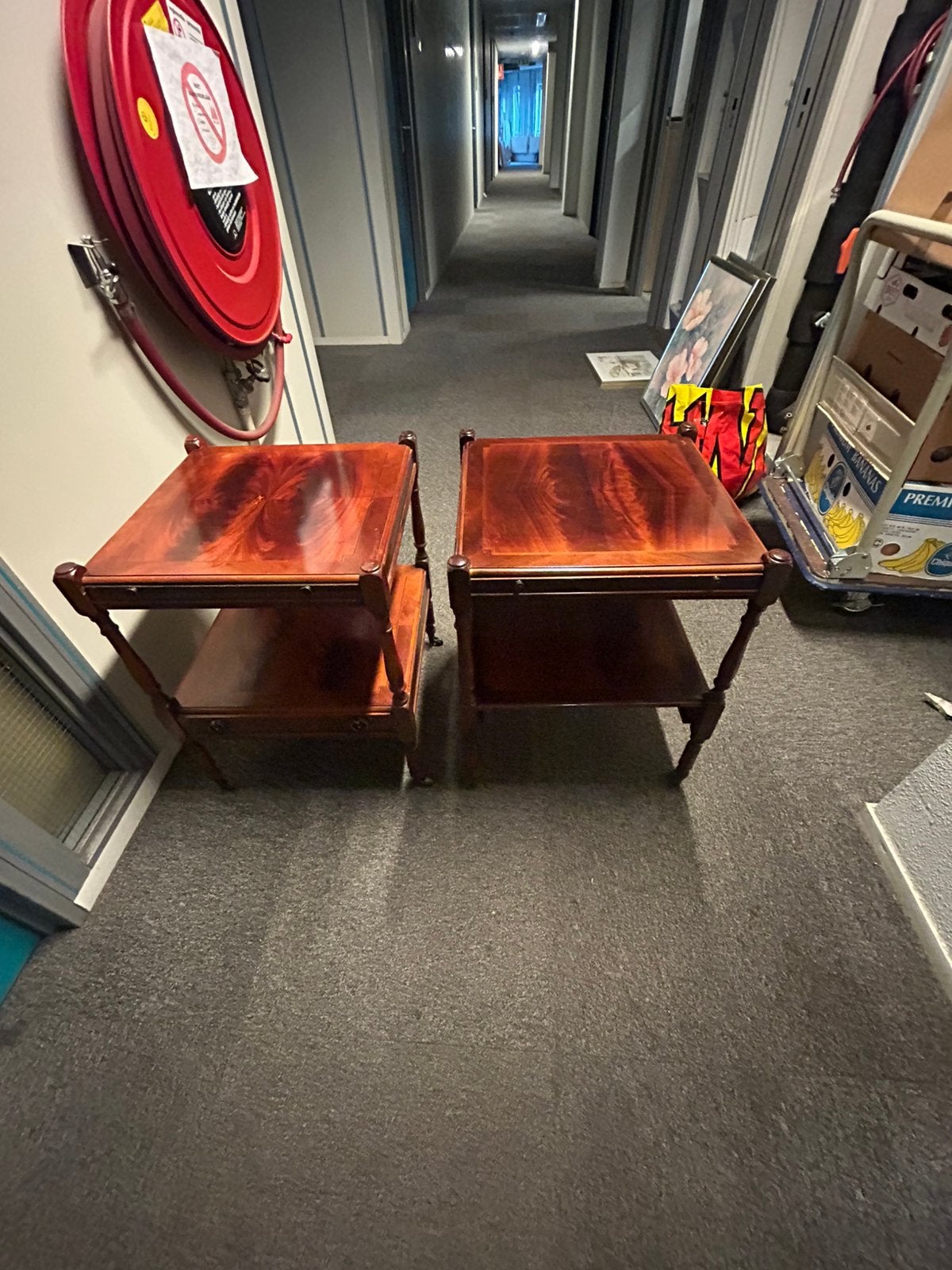 2 antieke oude houten bijzet tafels op wieltjes, Ophalen
