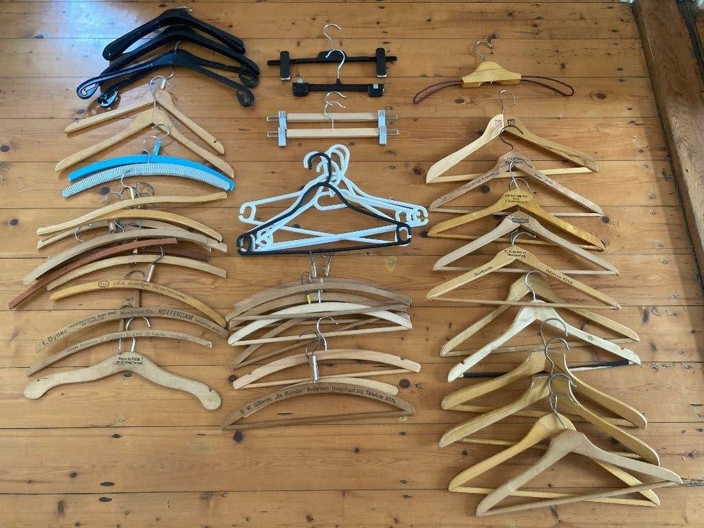 60 vintage houten kledinghangers kunststof met tekst reclame, Ophalen of Verzenden, Zo goed als nieuw, Hout, Kinderen en Volwassenen