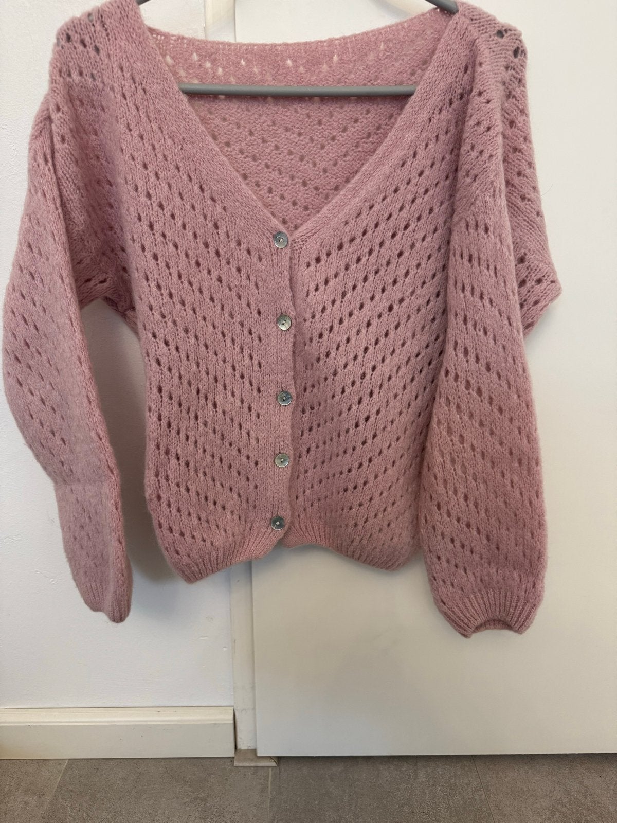 Roze gebreid vest met opengewerkt patroon maat s, Kleding | Dames, Truien en Vesten, Ophalen of Verzenden, Zo goed als nieuw, Maat 38/40 (M)