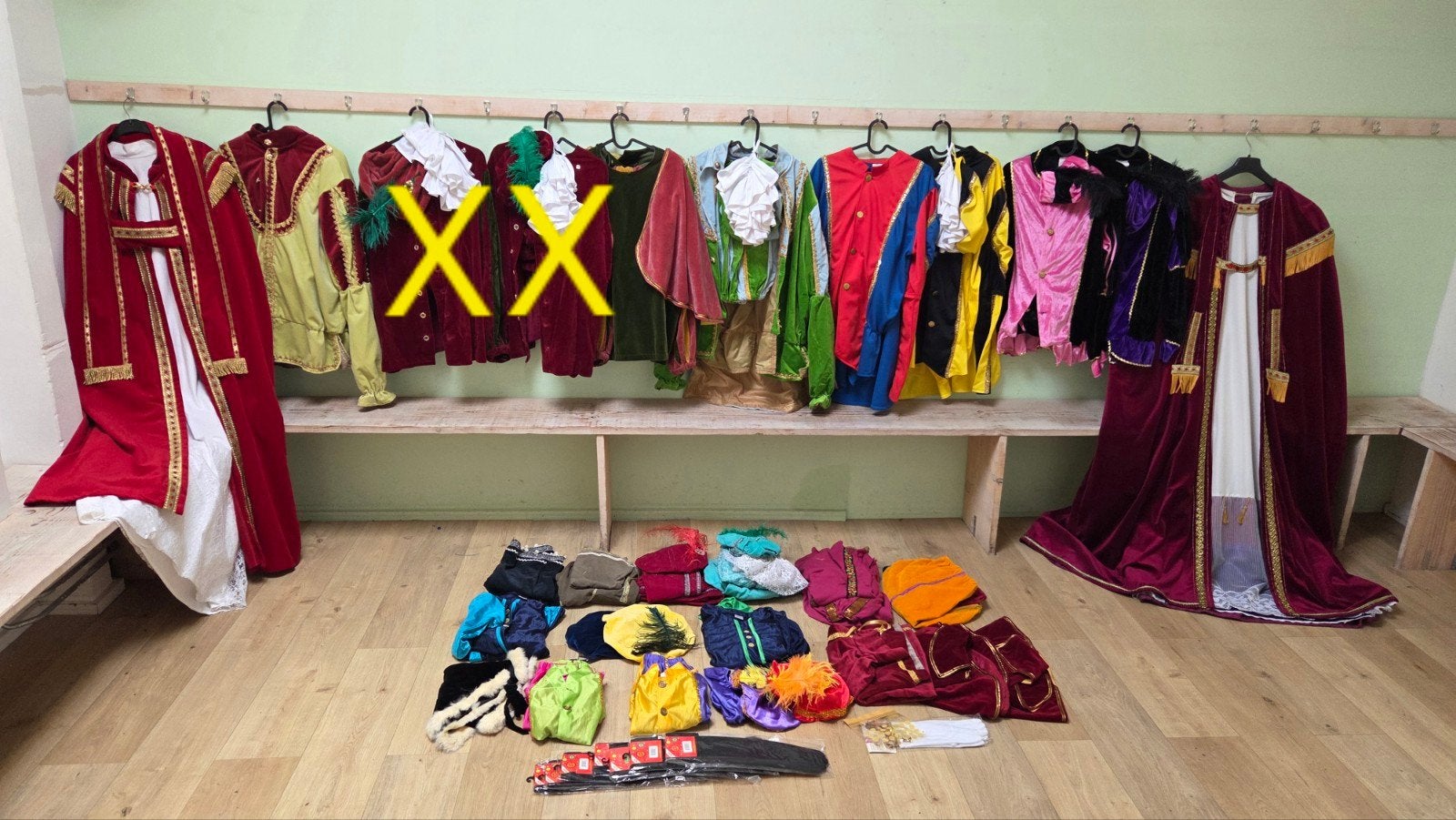 Grote collectie Sinterklaas en Piet kostuums en accessoires, Ophalen, Gebruikt, Kostuum, Kerst of Sinterklaas
