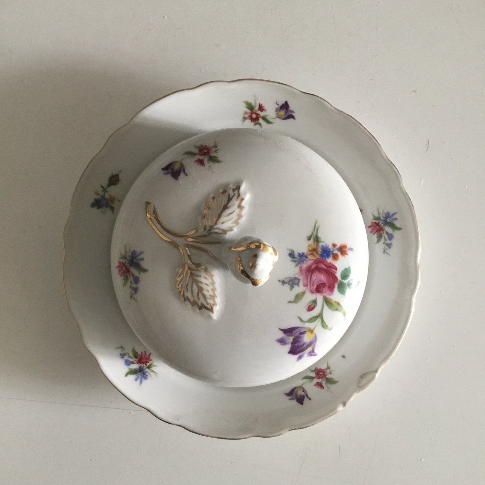 Ronde botervloot versierd met bosje bloemetjes, Ophalen of Verzenden