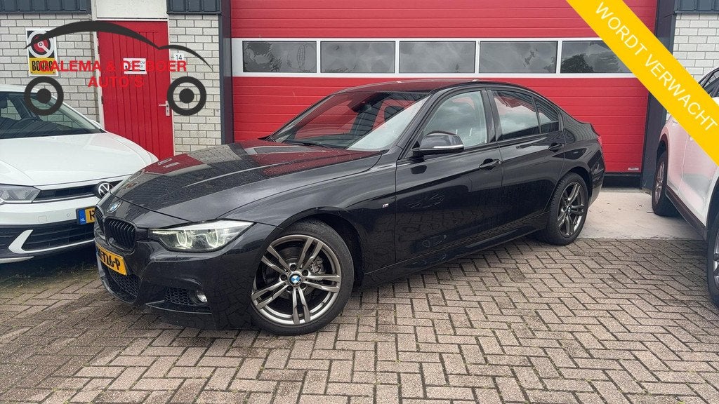 BMW 3-serie 318i M Sport Edition M-PAKKET / BLACK OPTIC / FU, Auto's, BMW, Automaat, Gebruikt, Zwart, 3 cilinders