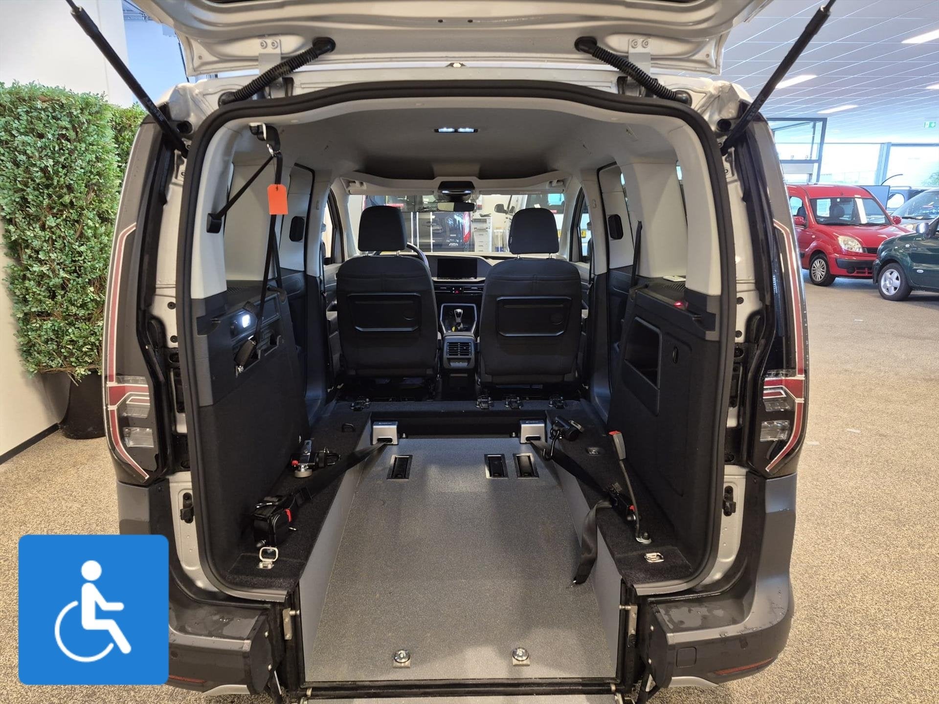 Volkswagen Caddy Rolstoelauto (Pan Amaricana) 3+1 of 5+0, 12 maanden, Handgeschakeld, 3 stoelen, 1400 kg