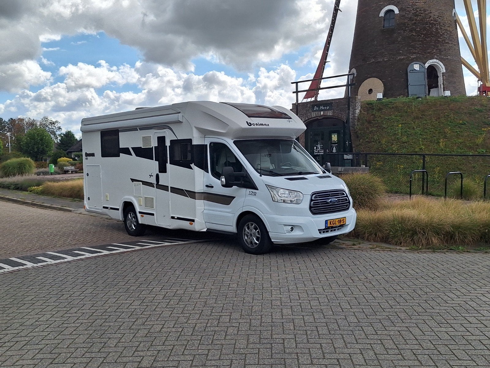 Benimar Cocoon 497 -Automaat. Luxe Half-integraal Camper, Automaat, Luifel, Koelkast, Ringverwarming