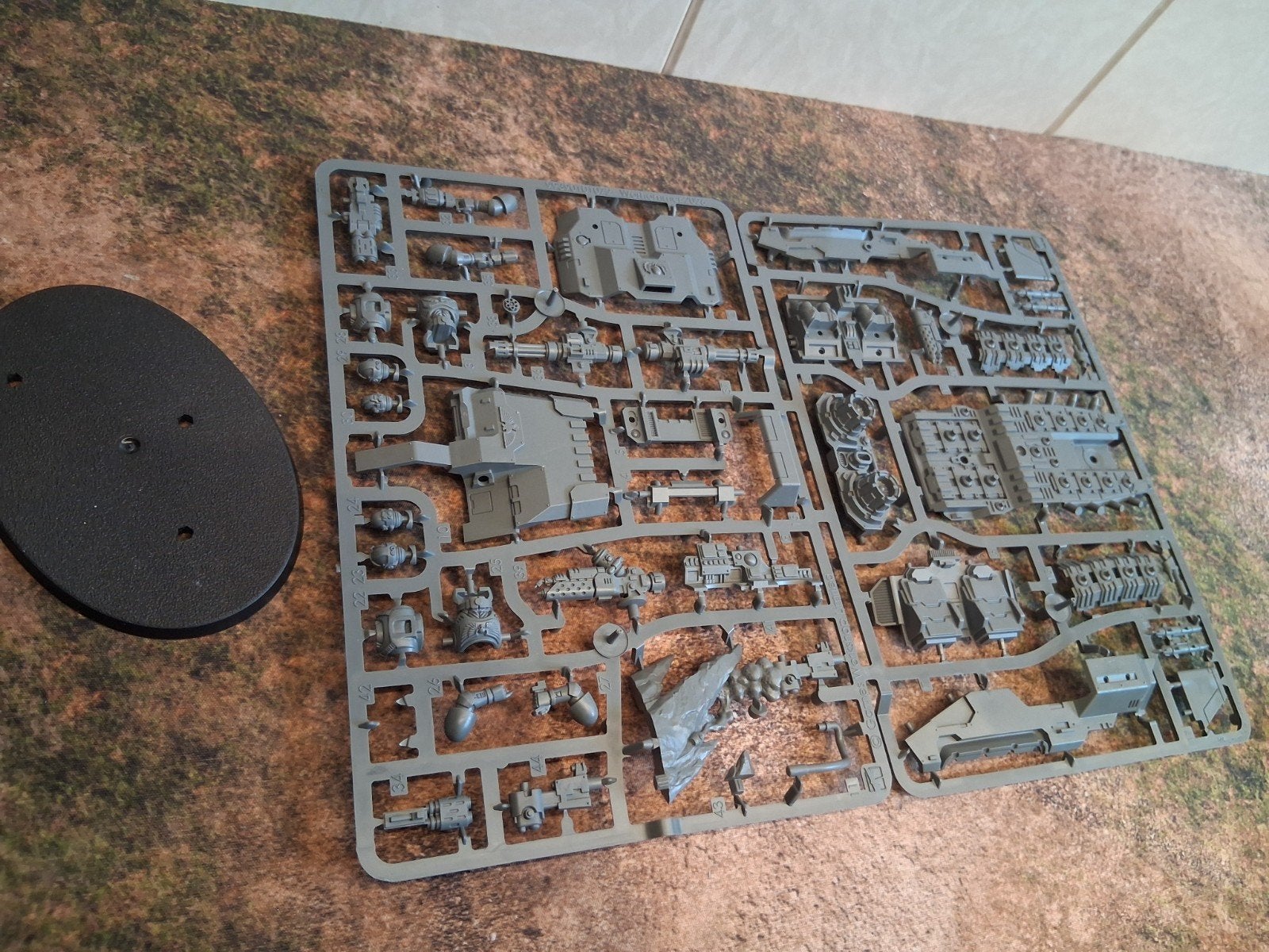 Space Marines Landspeeder 1 heel klein onderdeel ontbreekt., Ophalen of Verzenden, Warhammer 40000