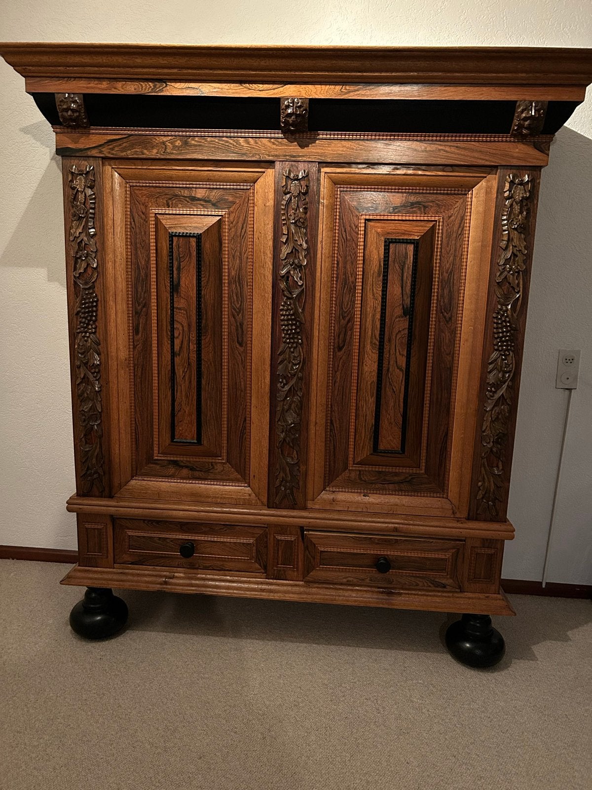 Antieke RankenKast met Prachtig Houtsnijwerk, Antiek en Kunst, Ophalen of Verzenden