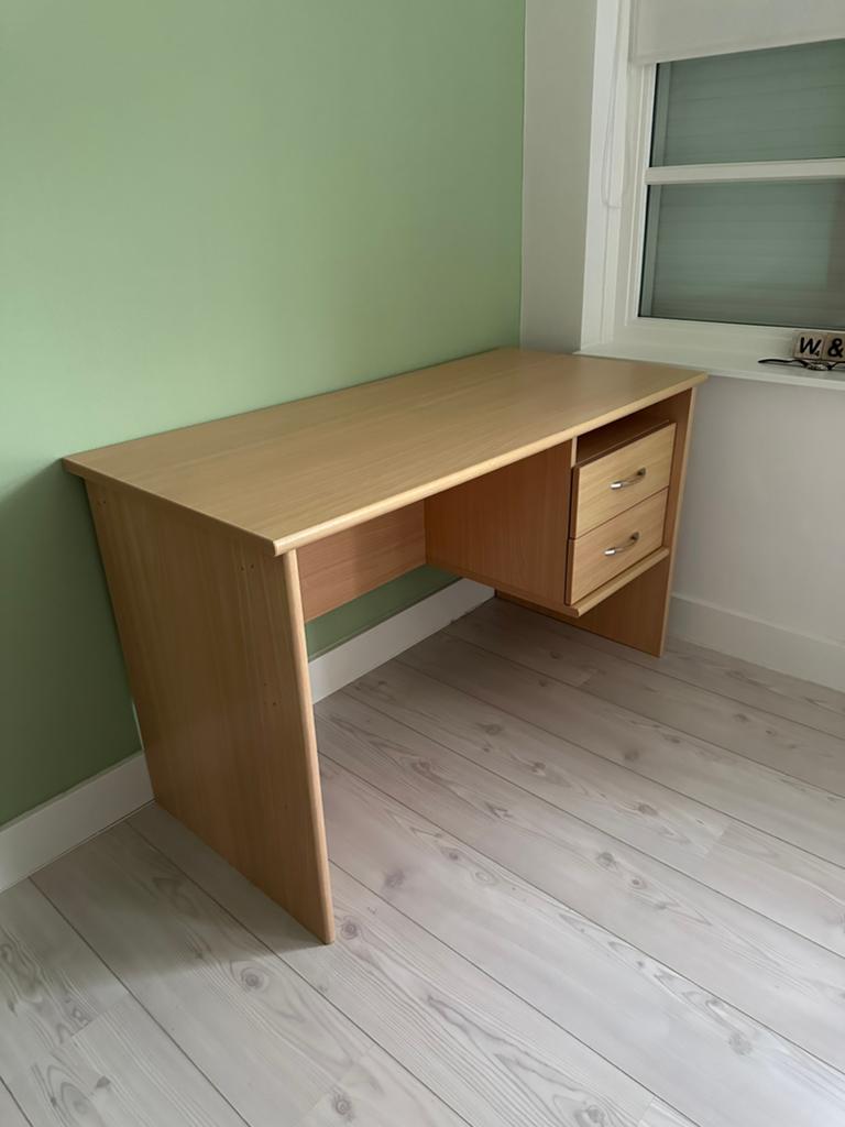 Houten bureau met 2 lades en extra groot bureaublad, Huis en Inrichting, Bureaus, Ophalen, Gebruikt, Schoolbureau, 185 cm