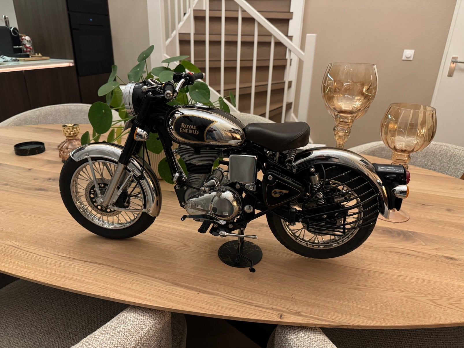 Royal enfield 1:3 nieuw met vitrine, Hobby en Vrije tijd, Modelauto's | 1:5 tot 1:12, Ophalen of Verzenden, Zo goed als nieuw