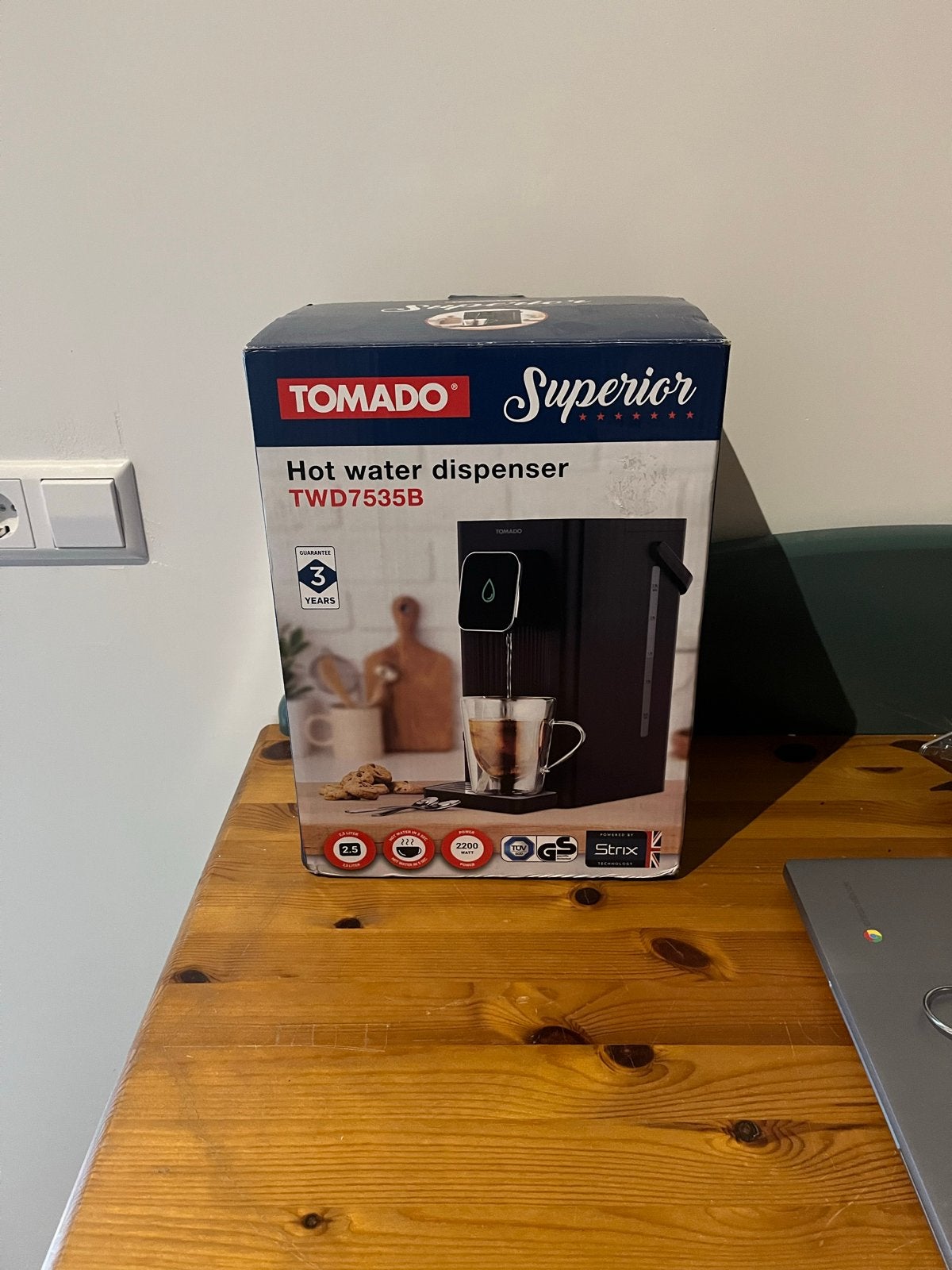 Tomado Superior TWD7535B Hot Water Dispenser, 2 liter of meer, Ophalen, Nieuw