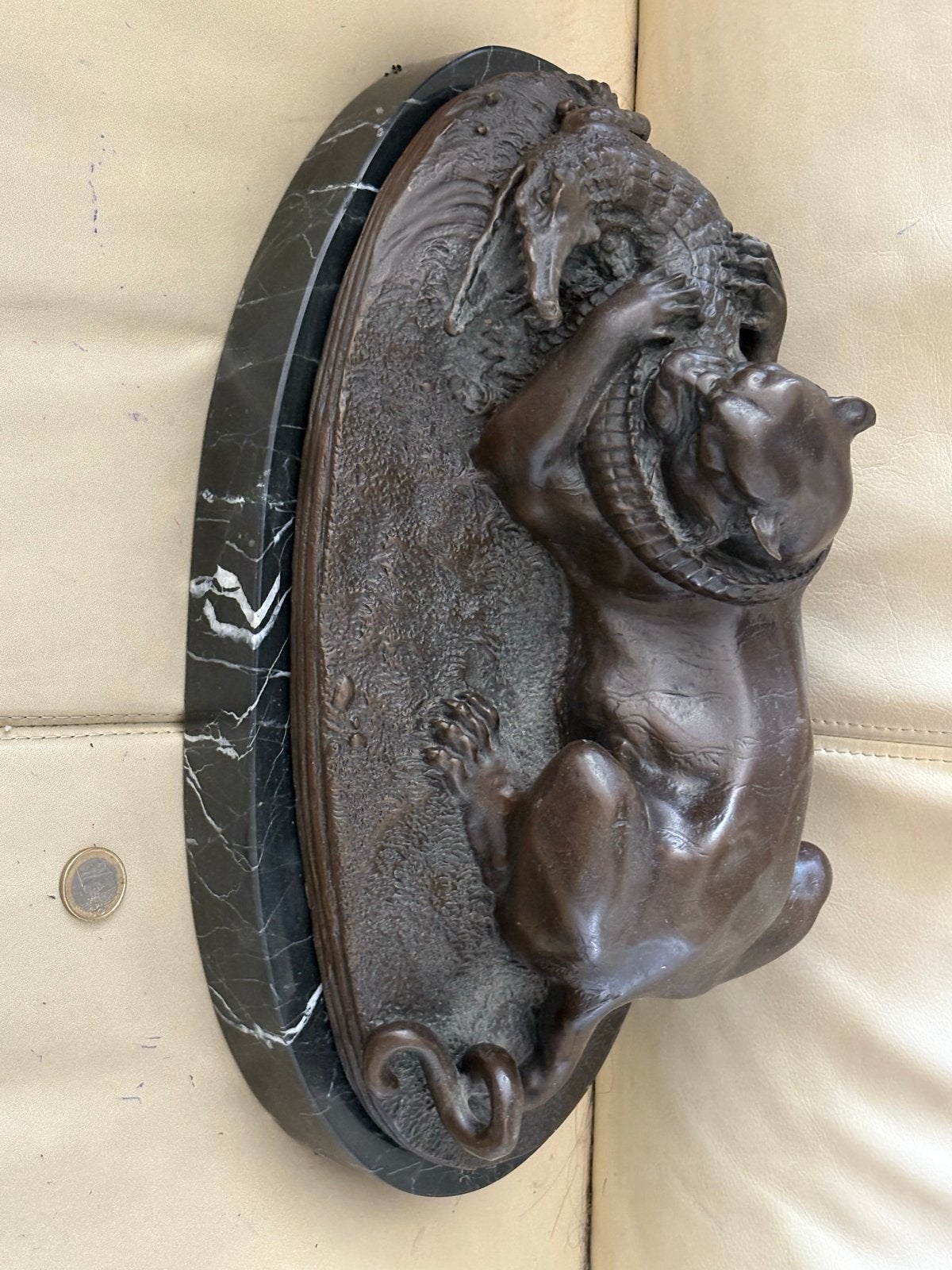 Bronzen beeld: Tijger vecht met krokodil op marmeren sokkel, Ophalen of Verzenden, 20 - 50 cm, Beeld, Bruin