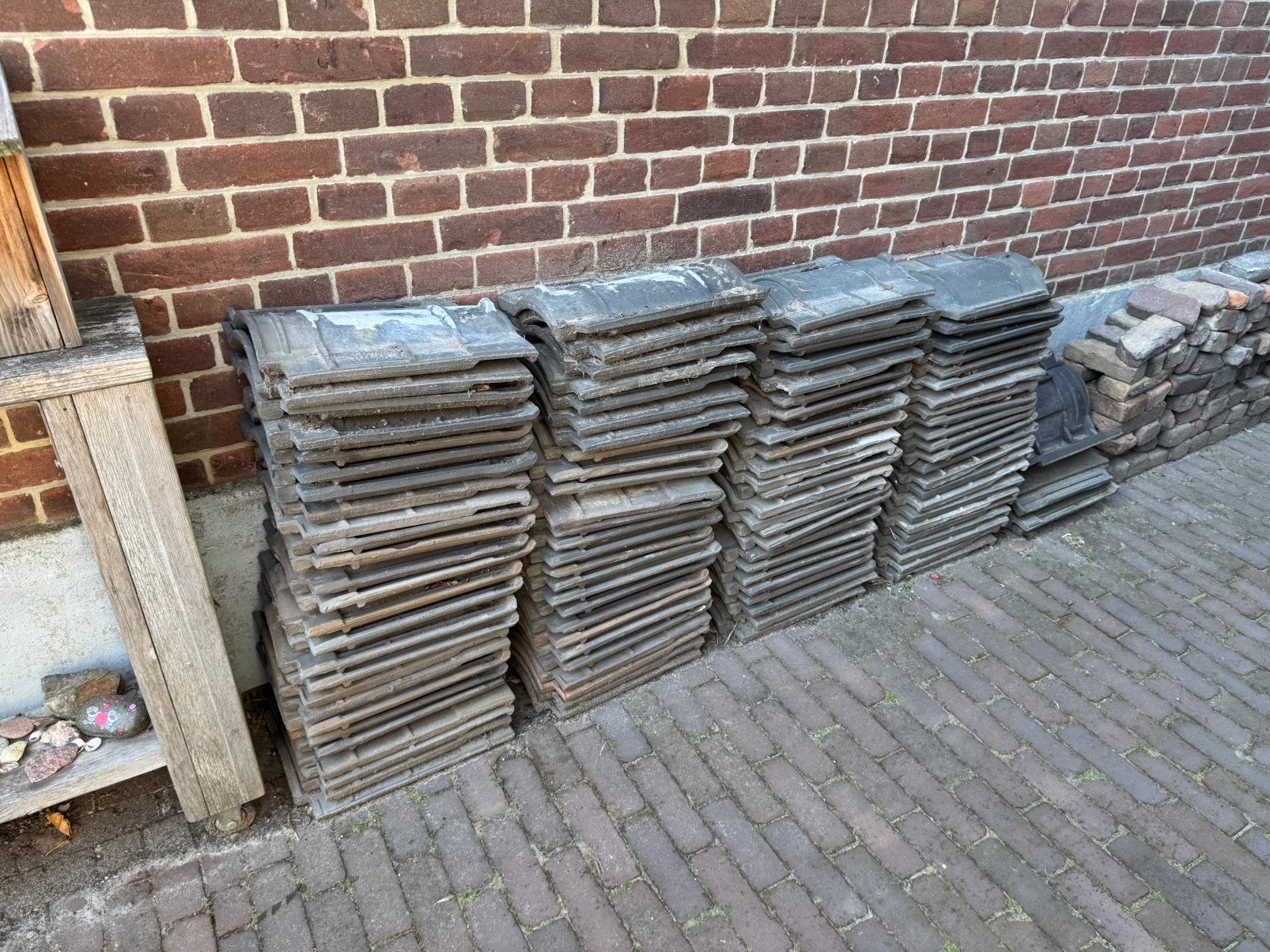 Gratis 100 dakpannen van Russel-Tiglia, Ophalen, Gebruikt, Steen of Klei, Zwart