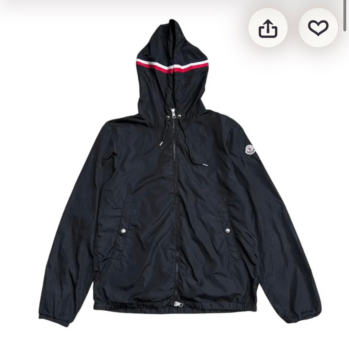 size sGEZOCHT!!!!! MONCLER WINDBREAKER BLACK OF NAVY BLUE, Ophalen of Verzenden, Zo goed als nieuw, Regenjas