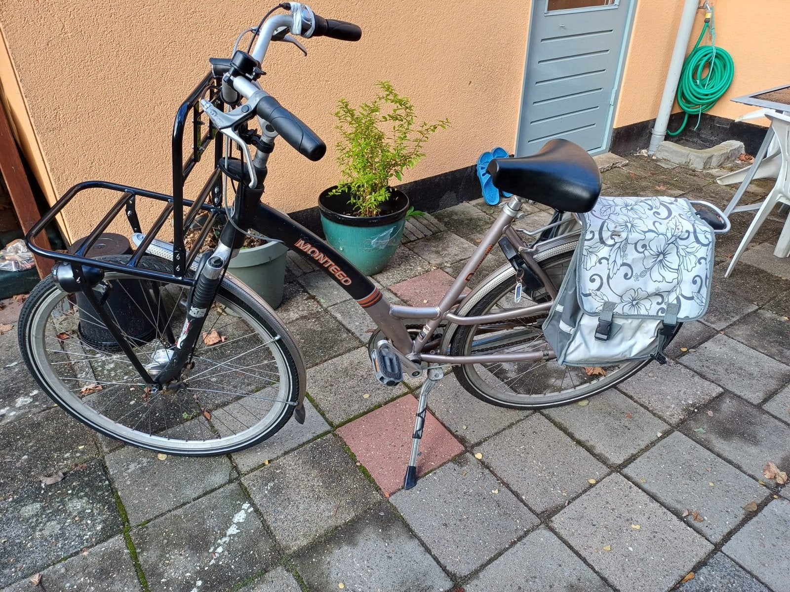 Montego damesfiets met voordrager en fietstassen, Fietsen en Brommers, Overige merken, Gebruikt, Velgrem, Versnellingen
