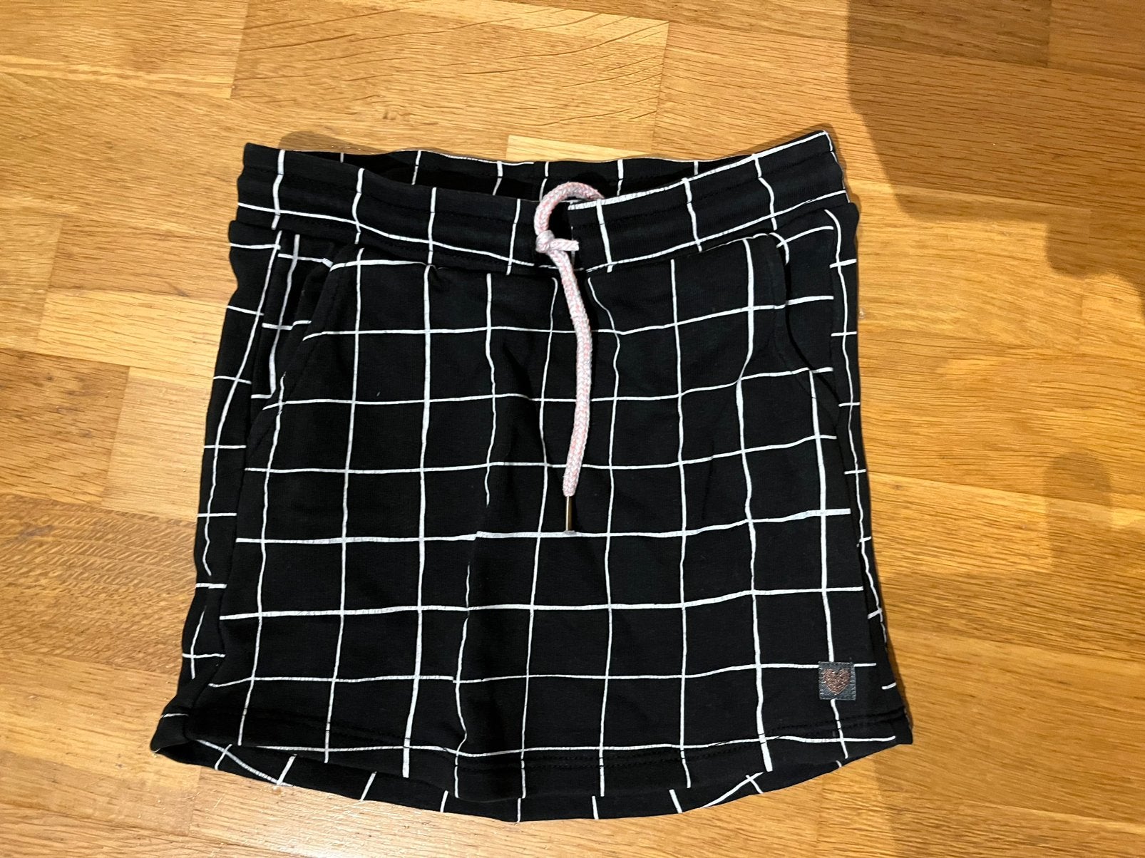 Leuke zwarte rok van de HEMA met een witte ruit maat 122/128, Ophalen of Verzenden, Zo goed als nieuw, Meisje, Jurk of Rok